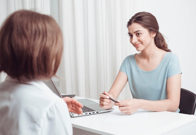 Indisches Madchen Berat Eine Klientin Zu Einer Frau Frauen Unterhalten Sich Freundlich Im Buro Premium Foto