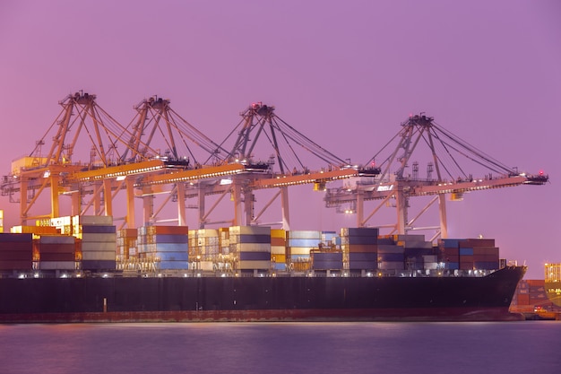 Industrielle containerladung frachtschiff bei habor für logistic import export Kostenlose Fotos