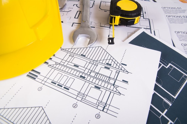 Ingenieur Arbeitsplatz mit Blaupausen, Winkelmesser und Schutzhelm. Kostenlose Fotos Ingenieur Arbeitsplatz mit Blaupausen, Winkelmesser und Schutzhelm. Kostenlose Fotos
