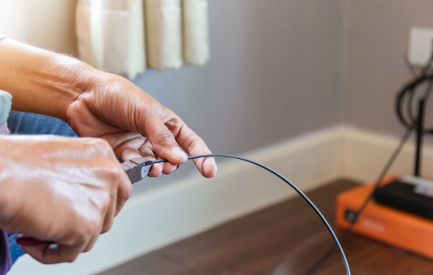 Internet-technikermann schneiden installationsglasfaserkabel, haupt-it-netz Premium Fotos