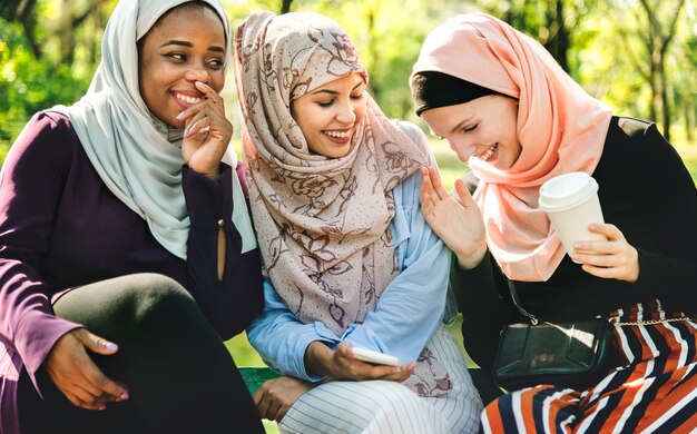 Islamische freundinnen, die spaß sprechen und haben Kostenlose Fotos