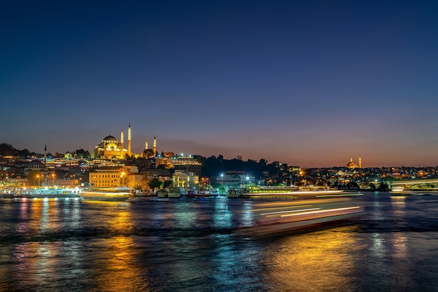 Istanbul Stadt Und Moschee Nachts In Der Turkei Und Leichter Schwanz Premium Foto