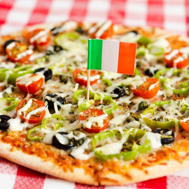 Italienische flagge auf pizzanahaufnahme | Kostenlose Foto