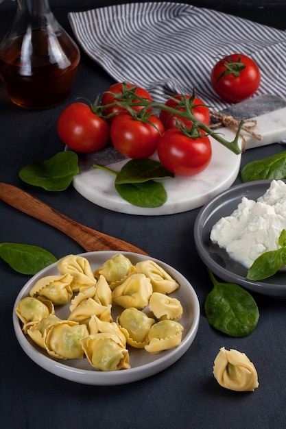Italienische pasta mit spinat und ricotta Premium Fotos