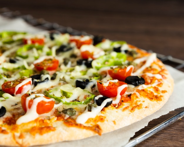 Italienische pizza mit belag | Kostenlose Foto