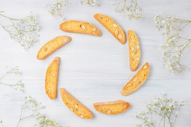 Italienische Toskanische Traditionelle Kekse Cantuccini Mit Mandeln Eine Tasse Kaffee Auf Licht Kostenlose Foto