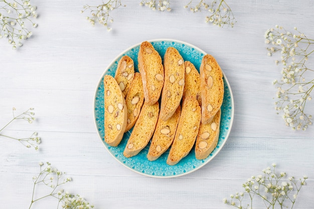 Italienische Toskanische Traditionelle Kekse Cantuccini Mit Mandeln Eine Tasse Kaffee Auf Licht Kostenlose Foto