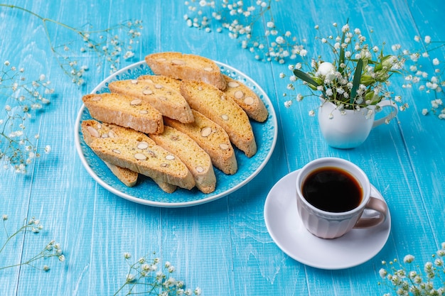 Italienische toskanische traditionelle kekse cantuccini mit mandeln ...