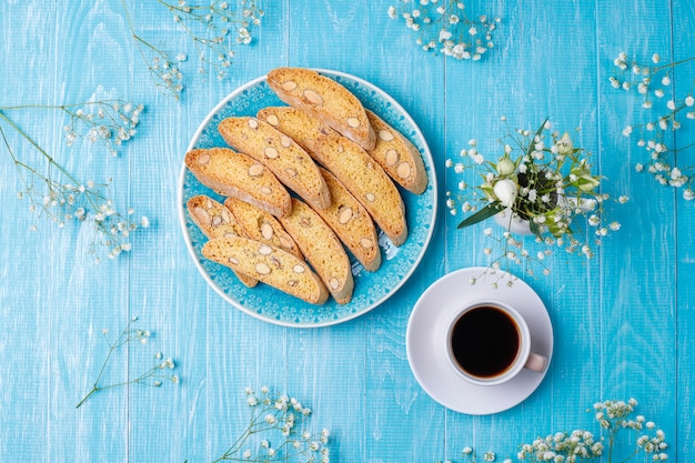 Italienische Toskanische Traditionelle Kekse Cantuccini Mit Mandeln Eine Tasse Kaffee Auf Licht Kostenlose Foto