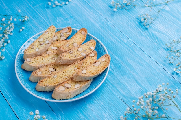 Italienische Toskanische Traditionelle Kekse Cantuccini Mit Mandeln Eine Tasse Kaffee Auf Licht Kostenlose Foto