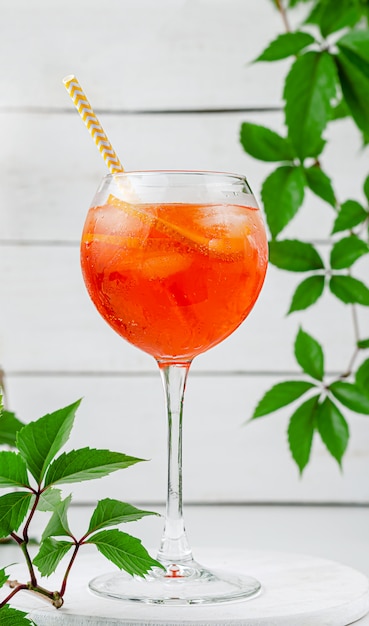 Italienischer Aperol Spritz Cocktail In Einem Weinglas Auf Weißem Hölzernem Hintergrund 