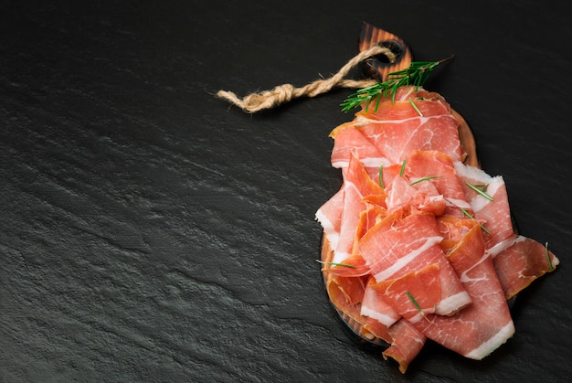 Italienischer schinken-crudo oder jamon mit rosmarin | Premium-Foto