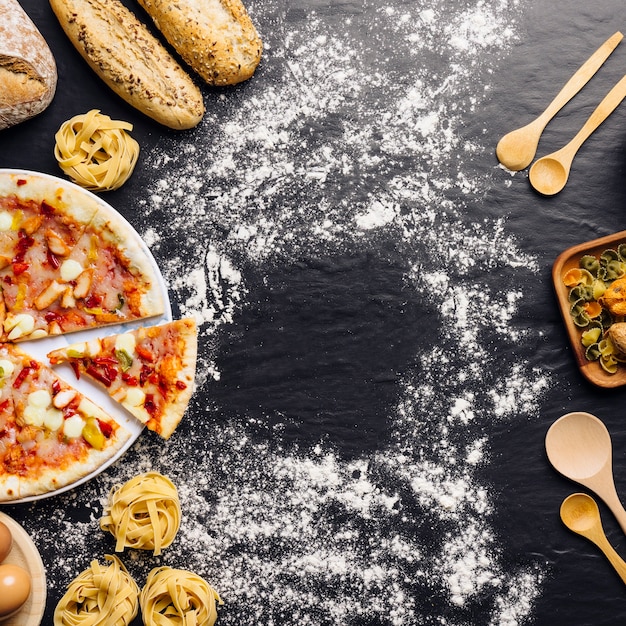 Italienisches Essen Konzept Mit Pizza Mehl Und Raum Kostenlose Foto