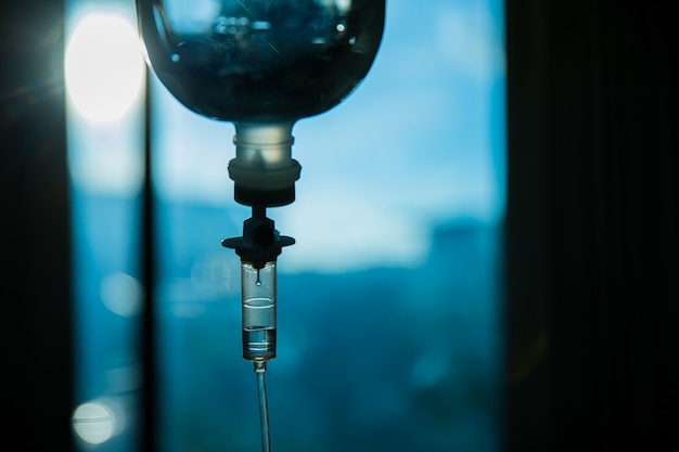 Iv-beutelflüssigkeit intravenöser tropfensalz-tropf langsamer krankenhausraum, medizinisches konzept, Premium Fotos