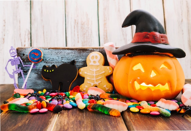 Jack O Laterne In Hexenhut Und Halloween Süßigkeiten Kostenlose Foto 