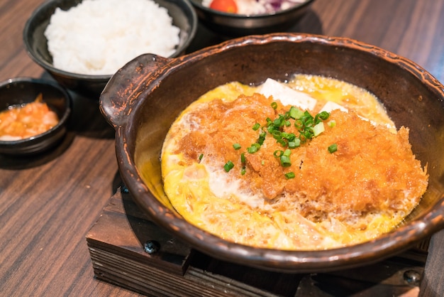 Japanische panierte tief gebratene schweinekotelett (tonkatsu) mit ei ...