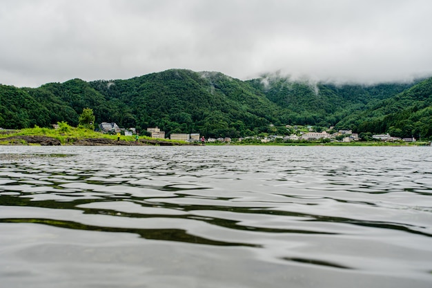 Japanischer see nahe fuji-berg mit fischermann Premium Fotos