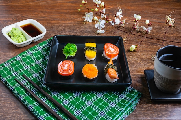 Japanisches essen, sushi auf dem tisch Premium Fotos