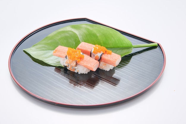 Japanisches essen. sushi mit meeresfrüchten auf weißem hintergrund Premium Fotos