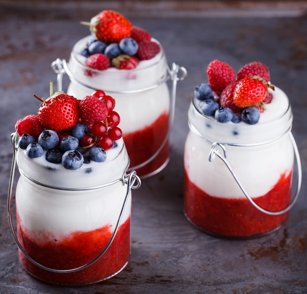 Joghurt, hausgemacht, mit frischen beeren | Premium-Foto