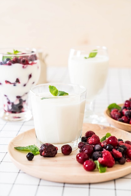Joghurt mit gemischten beeren | Premium-Foto