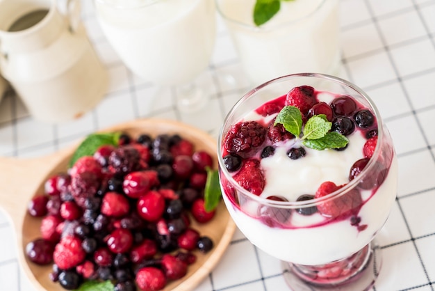 Joghurt mit gemischten beeren | Premium-Foto