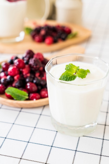 Joghurt mit gemischten beeren | Kostenlose Foto