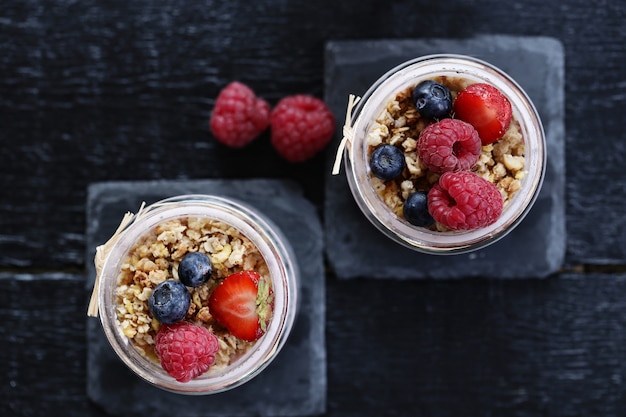 Joghurt mit haferflocken und beeren in gläsern | Kostenlose Foto