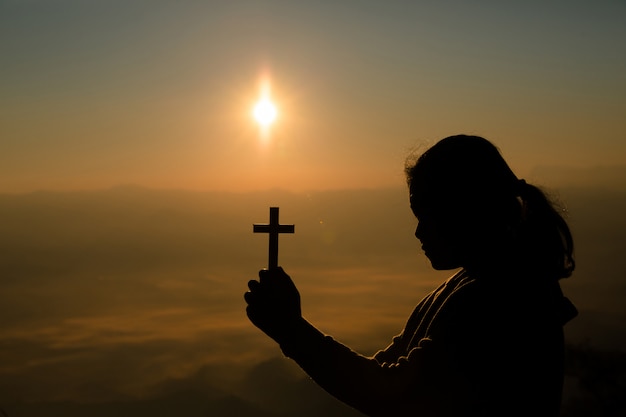 Jugendliche Die Kreuz Mit Dem Beten Halt Frieden Hoffnung Traumkonzept Kostenlose Foto