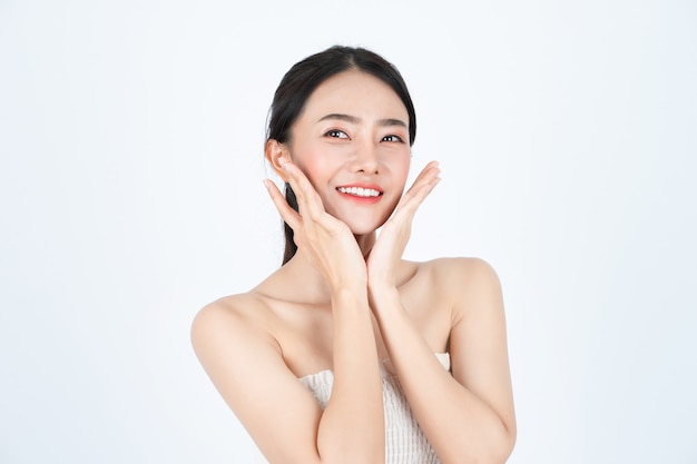 Junge asiatische schöne frau im weißen unterhemd, hat gesunde und helle haut. Premium Fotos