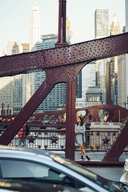 Junge dame über die brücke in der stadt Kostenlose Fotos