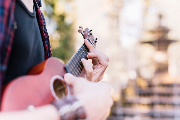 Junge, der die ukulele spielt Kostenlose Fotos