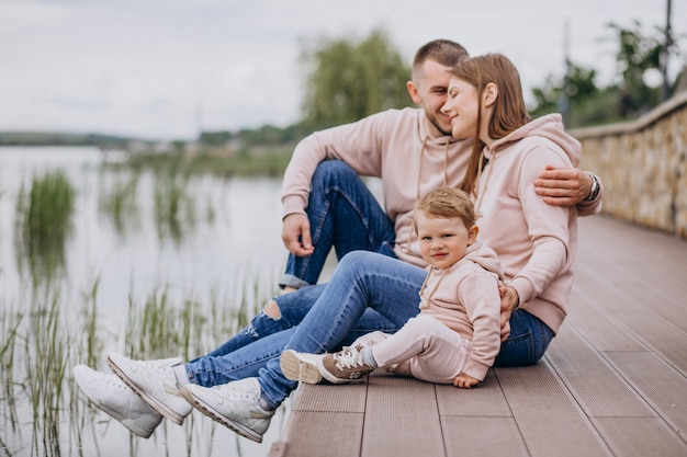 Junge Familie Mit Ihrem Kleinen Baby Kind Im Park Am See Kostenlose Foto