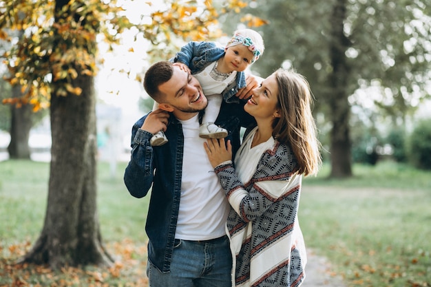 Junge Familie Mit Ihrer Kleinen Tochter Im Herbstpark Kostenlose Foto