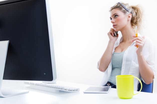 Junge frau arbeitet von zu hause auf dem computer und