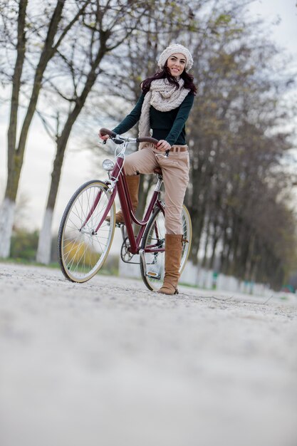 Junge frau auf dem fahrrad PremiumFoto