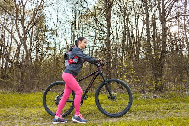 Junge frau auf einem ausflug mit dem fahrrad Kostenlose Foto