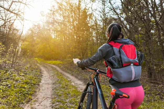 Junge frau auf einem ausflug mit dem fahrrad Kostenlose Foto