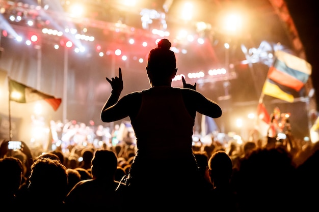 Junge Frau Die Bei Konzert Im Freien Jubelt Premium Foto