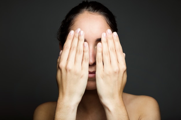 Junge Frau Die Die Hälfte Ihres Gesichts Mit Einer Hand Bedeckt