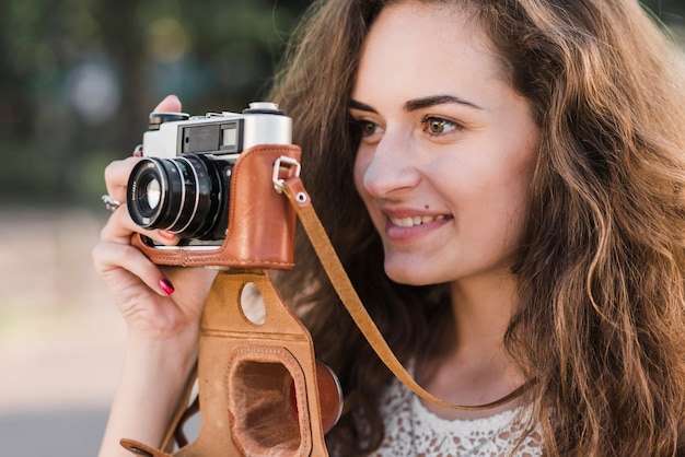 Junge Frau Die Foto Mit Kamera Macht Kostenlose Foto 