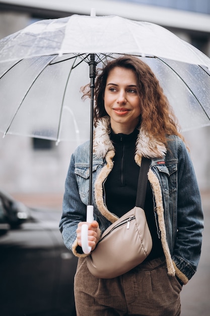 Junge Frau Die Im Regen Mit Regenschirm Geht Kostenlose Foto