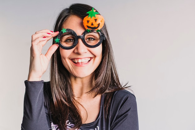 Junge Frau Die Lustige Halloween Brille Tragt Und Lachelt Lifestyle Drinnen Skelettkostum Premium Foto
