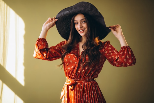 Junge frau in einem schönen kleid und in einem hut Kostenlose Fotos