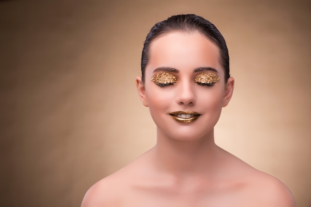 Junge frau mit elegantem make-up Premium Fotos