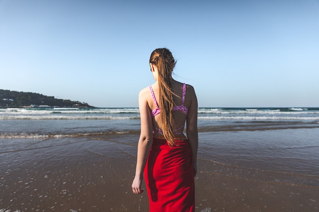 Junge Frau Trägt Ein Rotes Handtuch Und Einen Rosa Bikini Zu Fuß Am Wasserrand Am Strand 