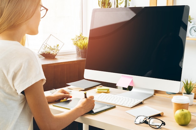 Junge frau und tablette arbeiten zu hause büro. bleiben