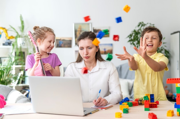 Junge frauen arbeiten zu hause mit einem laptop zusammen