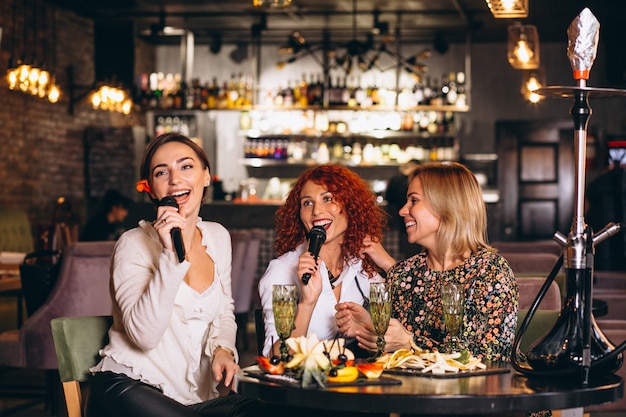 Frauen in einer bar kennenlernen