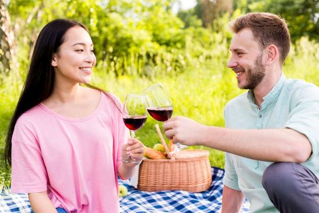 Junge Gemischtrassige Paare In Der Liebe Die Picknick In Der Natur Hat Kostenlose Foto